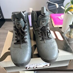 Fila Vulc 13 Mid Plus sneakers in a grey and black